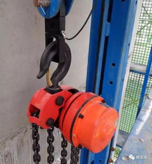 附着式升降脚手架(爬架):抛弃了钢管扣件,智能遥控,节约60%人力