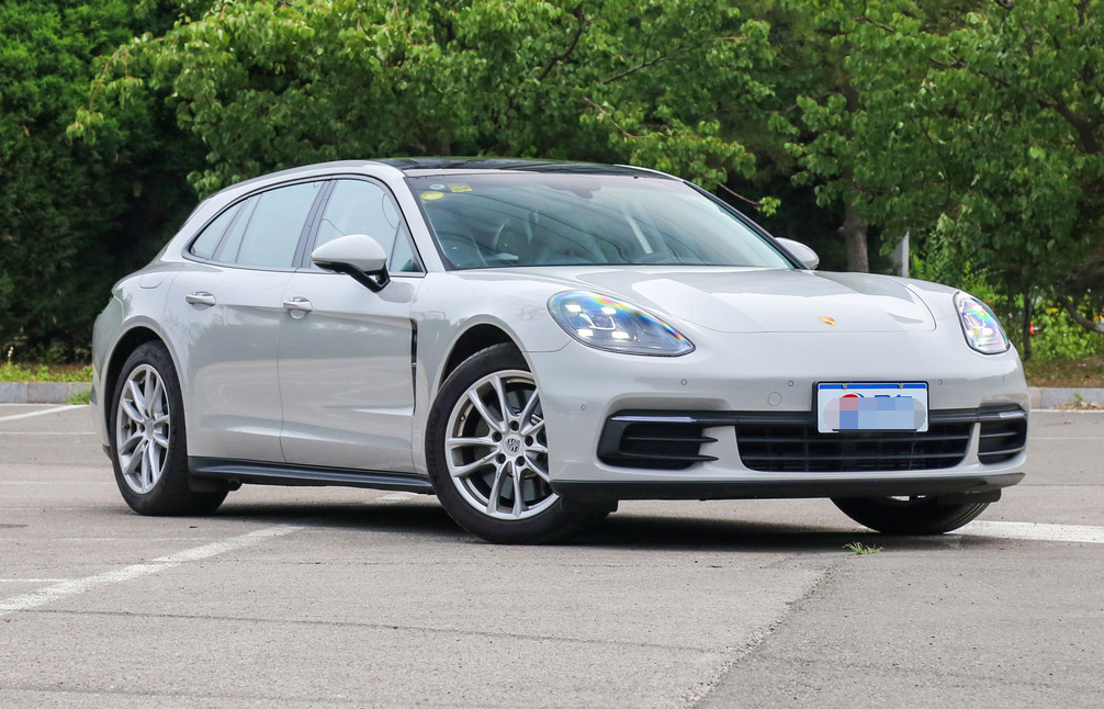 外观霸气的保时捷panamera,符合大众审美,是购车的不错的选择