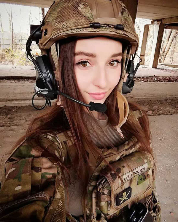 俄罗斯小龙女颜值逆天,军装cos秀出独特气质,尽显最美芳华