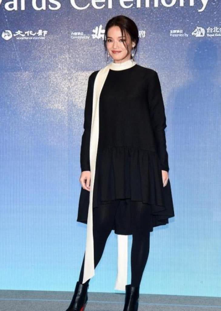 今日热门人物:舒淇|嘟嘴卖萌暴露少女心,全身黑色还不觉得老气,被42岁