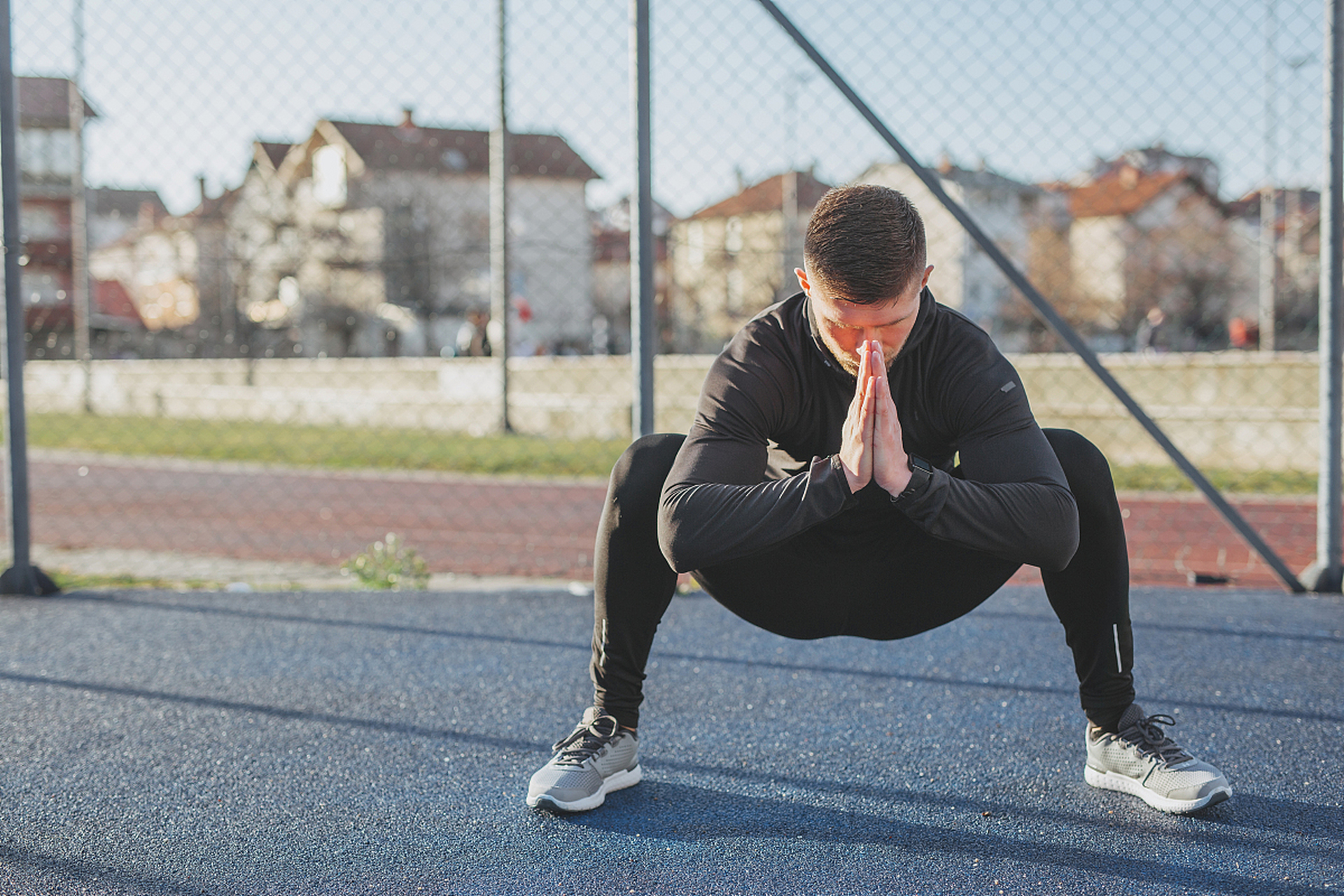 蹲起:快速减肥可以做蹲起的动作,具体做法是:将两