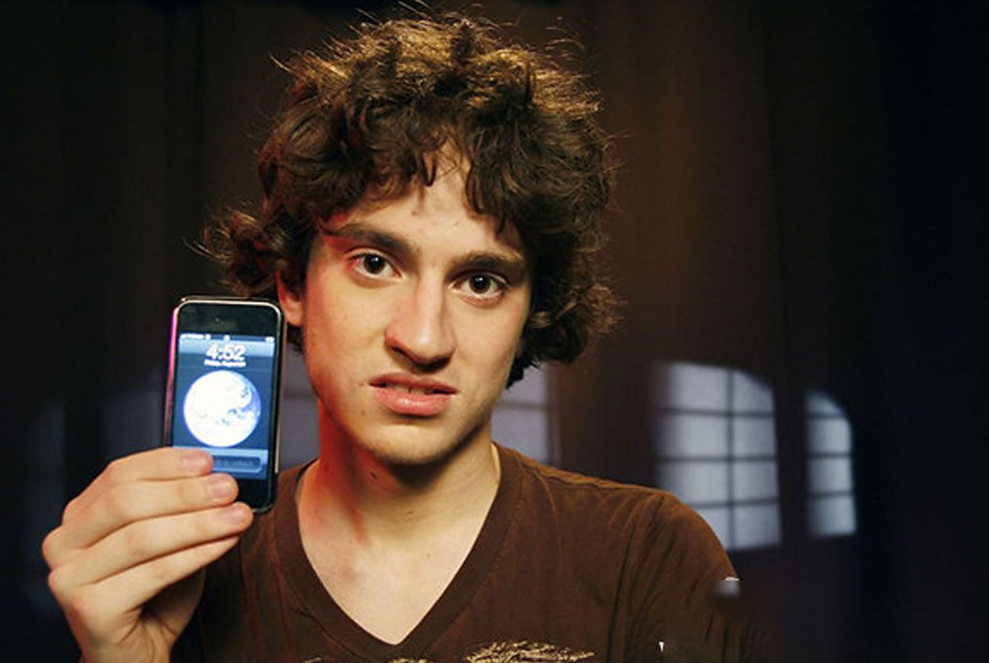 外国少年黑客,一气之下破解iphone基带后,乔布斯却还要感谢他