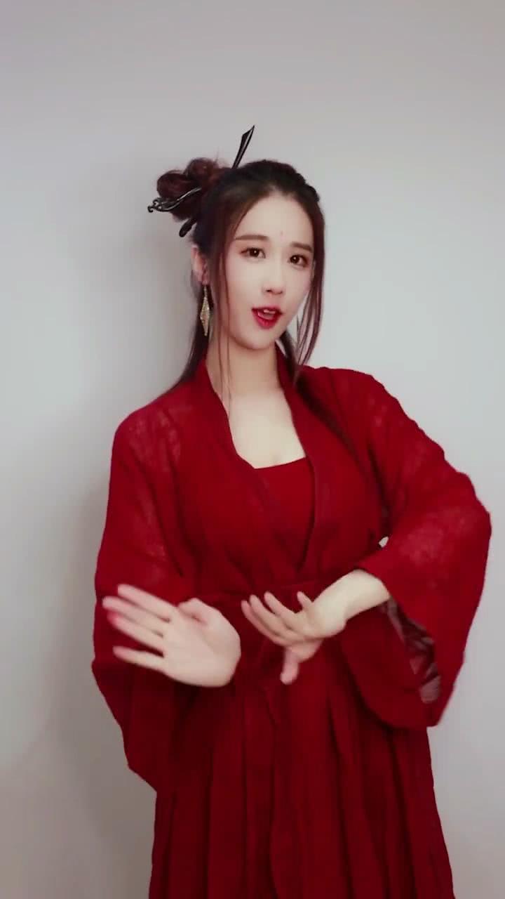 轩子巨2兔一席红衣古风cos,仙气撩人,不料网友称其"东方不败"