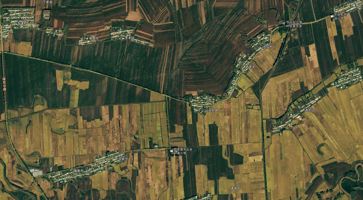 从卫星上看农村是什么样的呢?田地与房屋交错,形状有趣