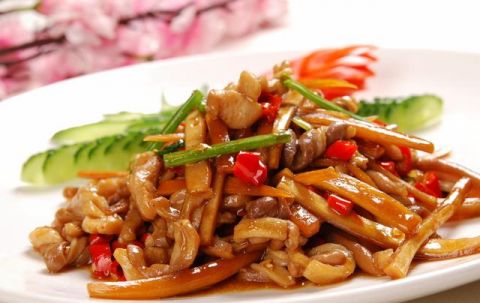 第一道菜(酸萝卜炒脆肚)准备材料:熟猪肚350克,泡酸萝卜150克,豆瓣酱