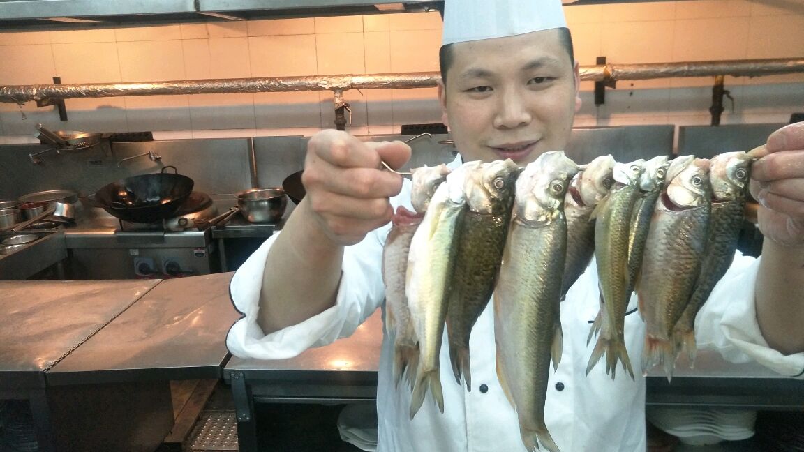 酒店大厨教你:“铁锅炖杂鱼”的做法,操作简单,鱼肉鲜嫩好吃