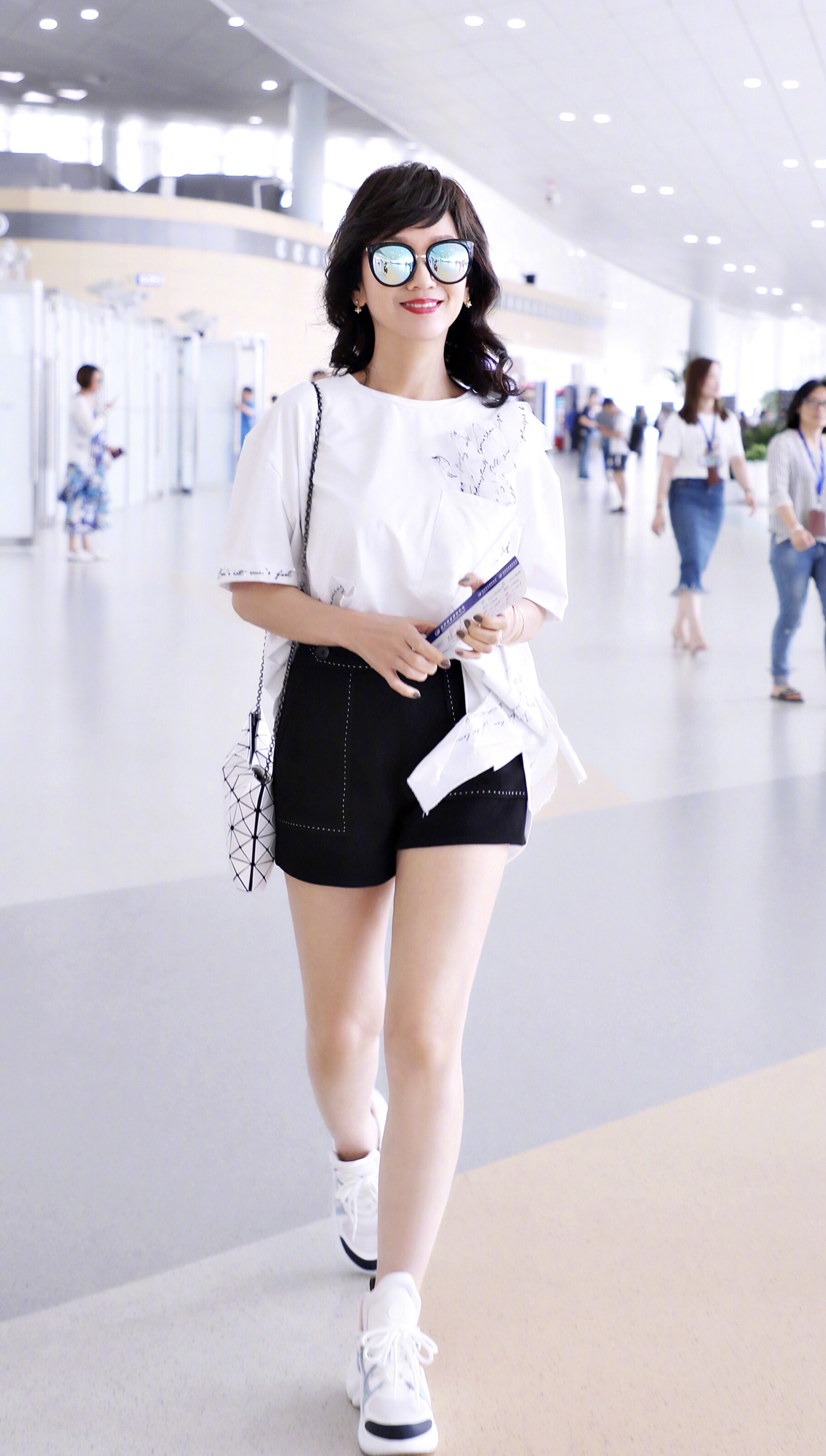 赵雅芝身穿白色印花t恤,搭配一条黑色短裤,真是气质十足!