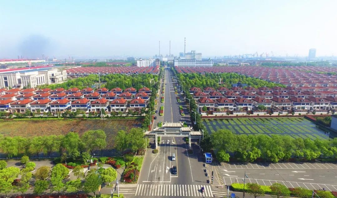 不过中国最不缺钱的村庄却不是它,而是江阴的长江村,这个村子可是出了