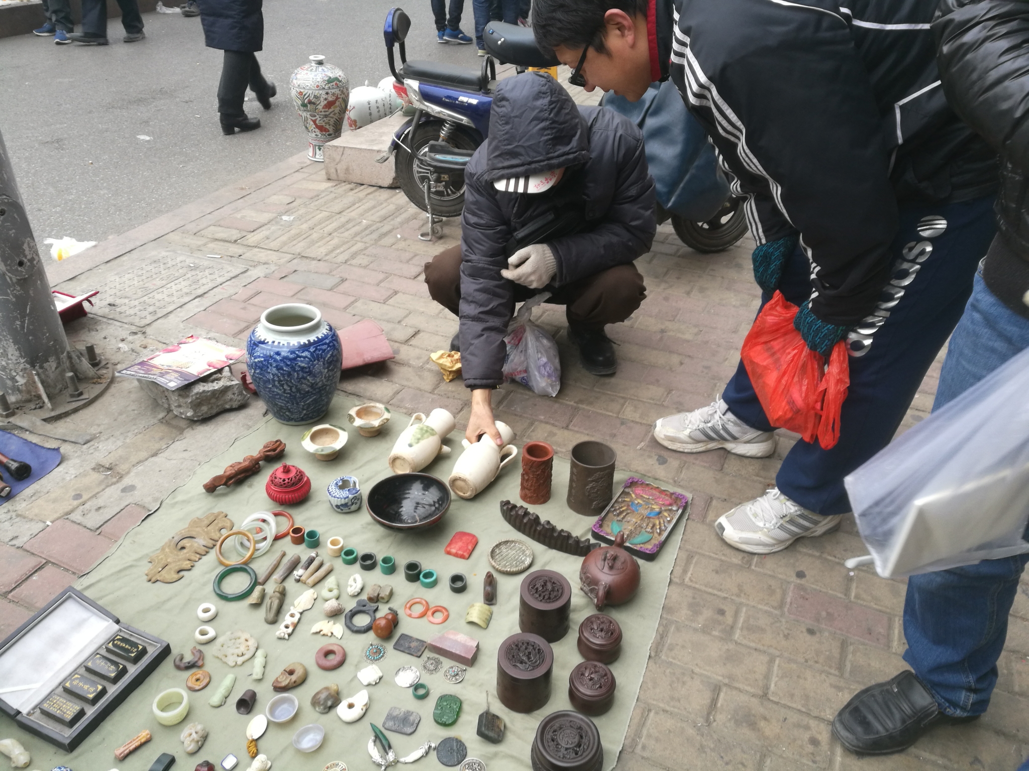 在古玩地摊上花100元挑的八个铜钱,朋友说我捡漏了