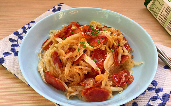 广式腊肠炒米粉,一个小技巧,让米粉香气扑鼻