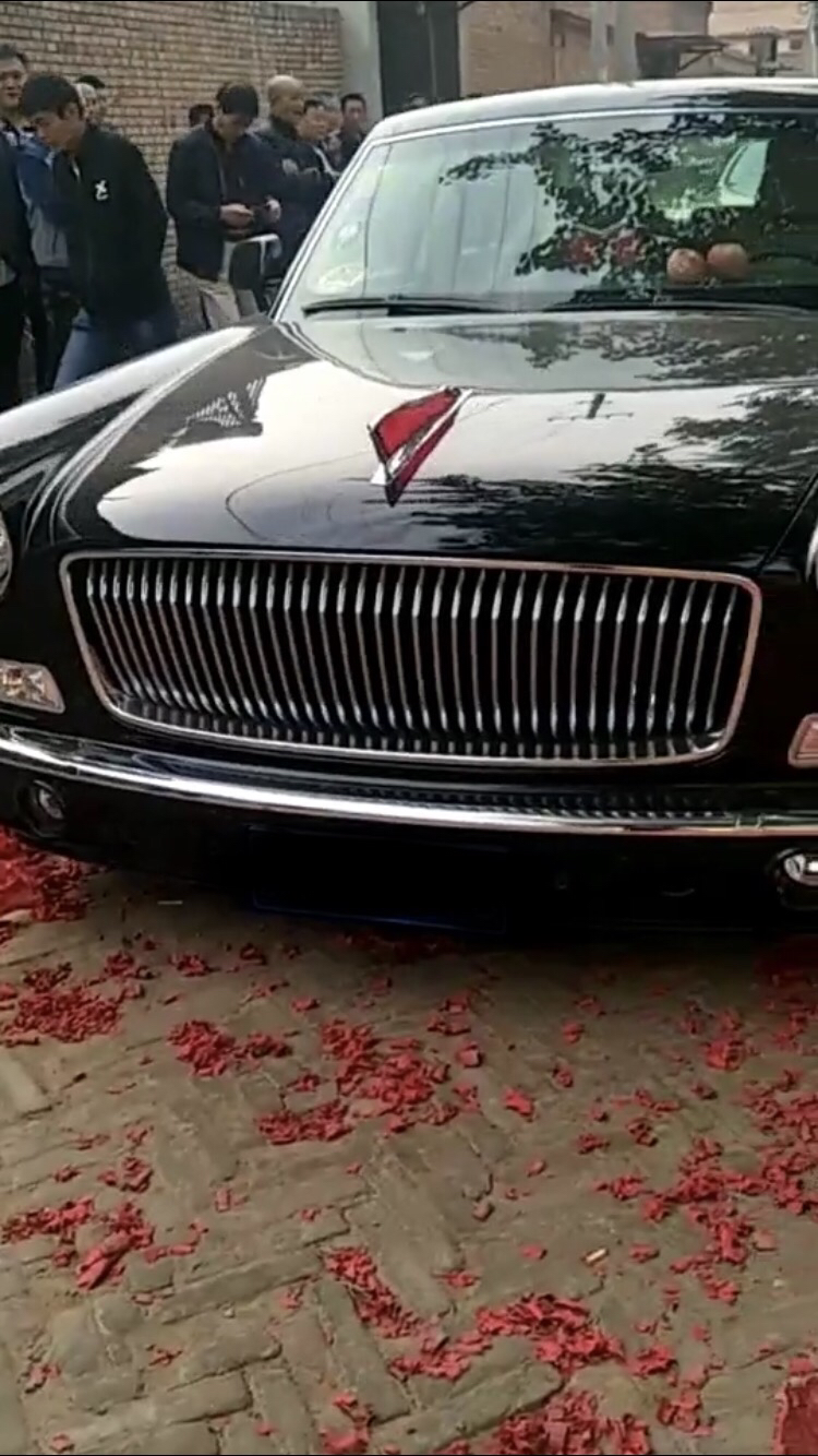 全国唯一一辆做婚庆的红旗l5,近距离接触确实比劳斯莱斯霸气不少