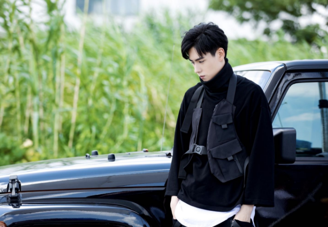 胡一天式吴白穿搭火了!诠释别样黑色系穿搭,帅气男人味尽显!