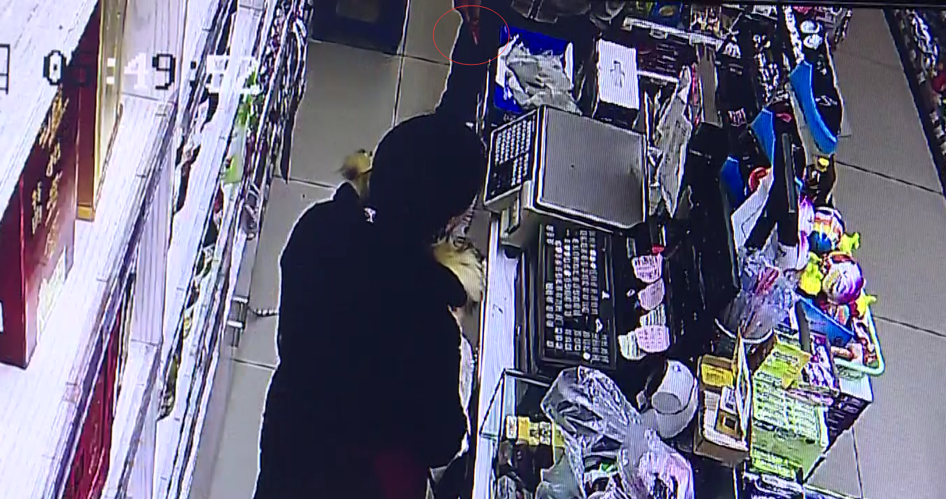 宜宾19岁少年为打英雄联盟 清晨持刀抢劫便利店400元被拘