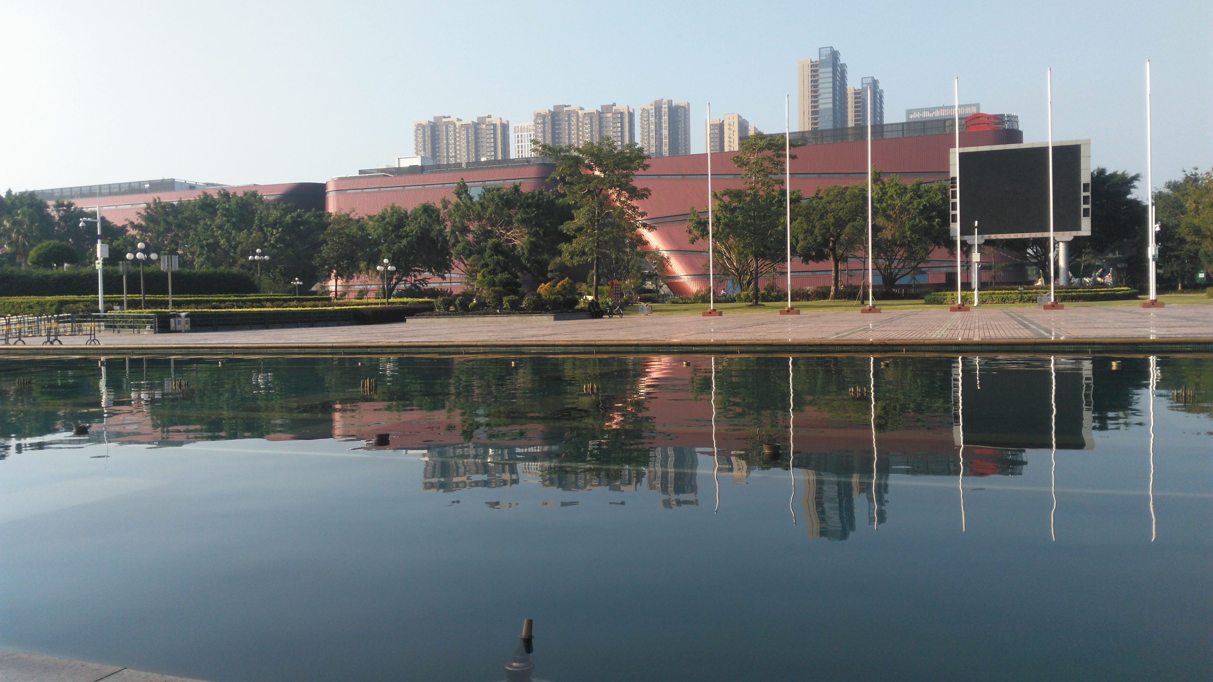 深圳红立方位于龙岗中心城龙城广场旁,负载着龙岗政府的"三馆一城"