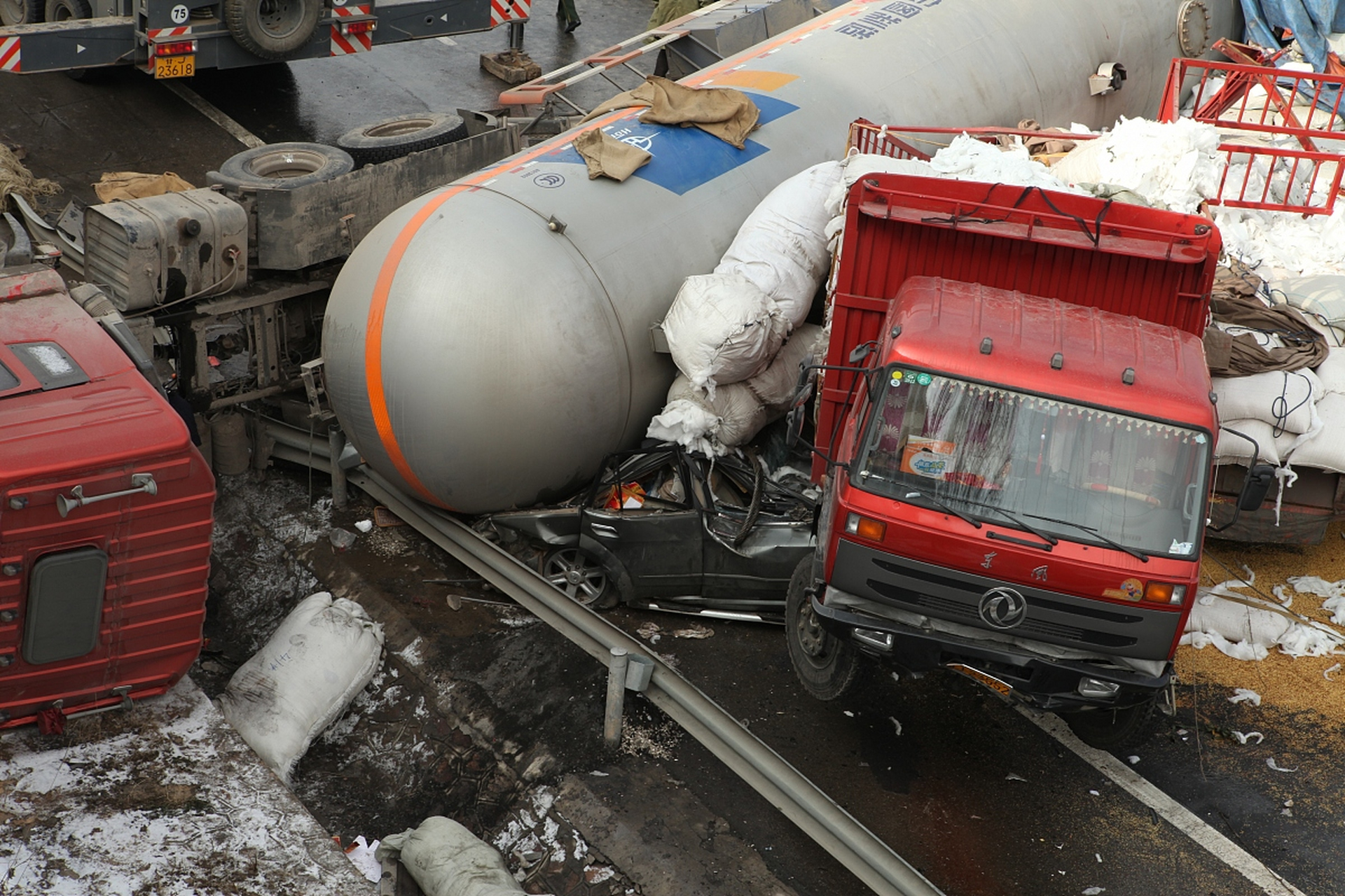 青海油罐车爆炸原因初步确定# 闪爆事故  一声巨响,火光冲天 两条