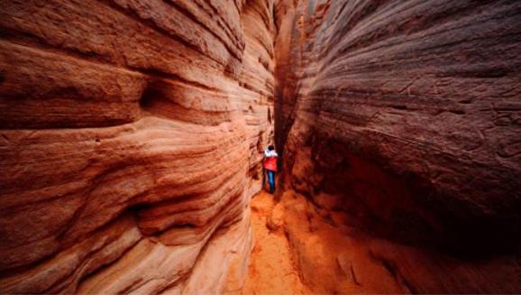 靖边丹霞地貌遭游客破坏,工作人员痛心:600年也恢复不了!