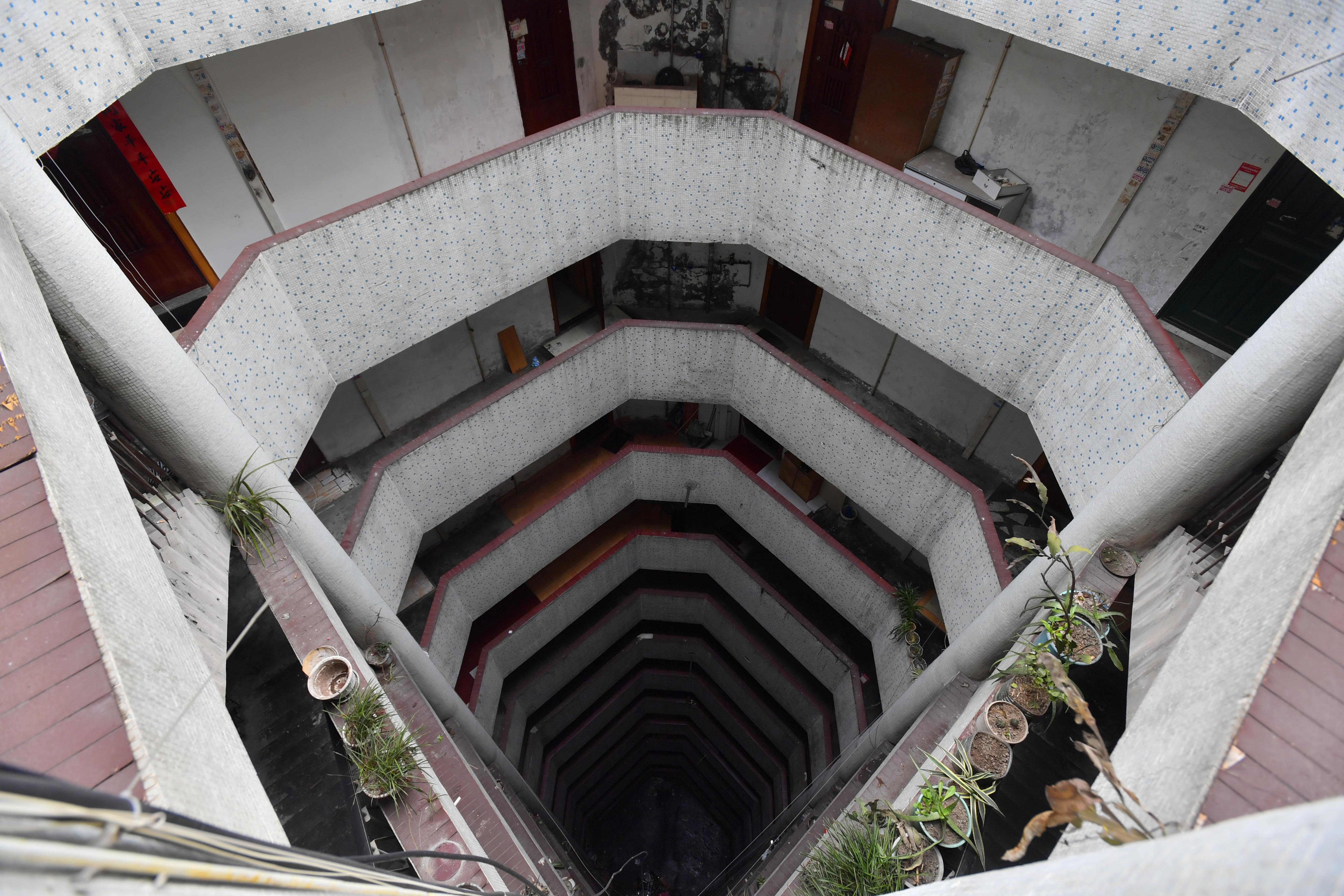 重庆又现"魔幻建筑":十三层楼房没电梯