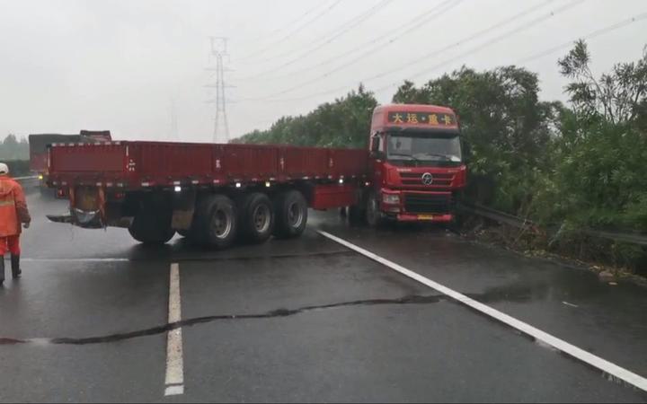 惊险!半挂车高速上180度掉头 遭"拦腰斩"(图)