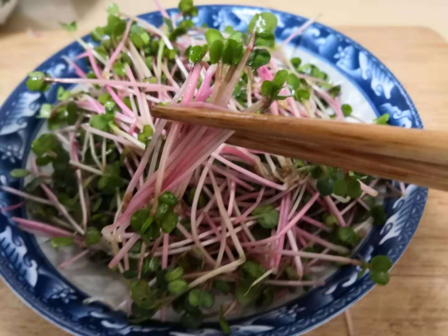 【凉拌红萝卜苗】