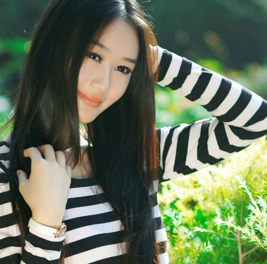 清早阳光下的纯情长发美丽姑娘