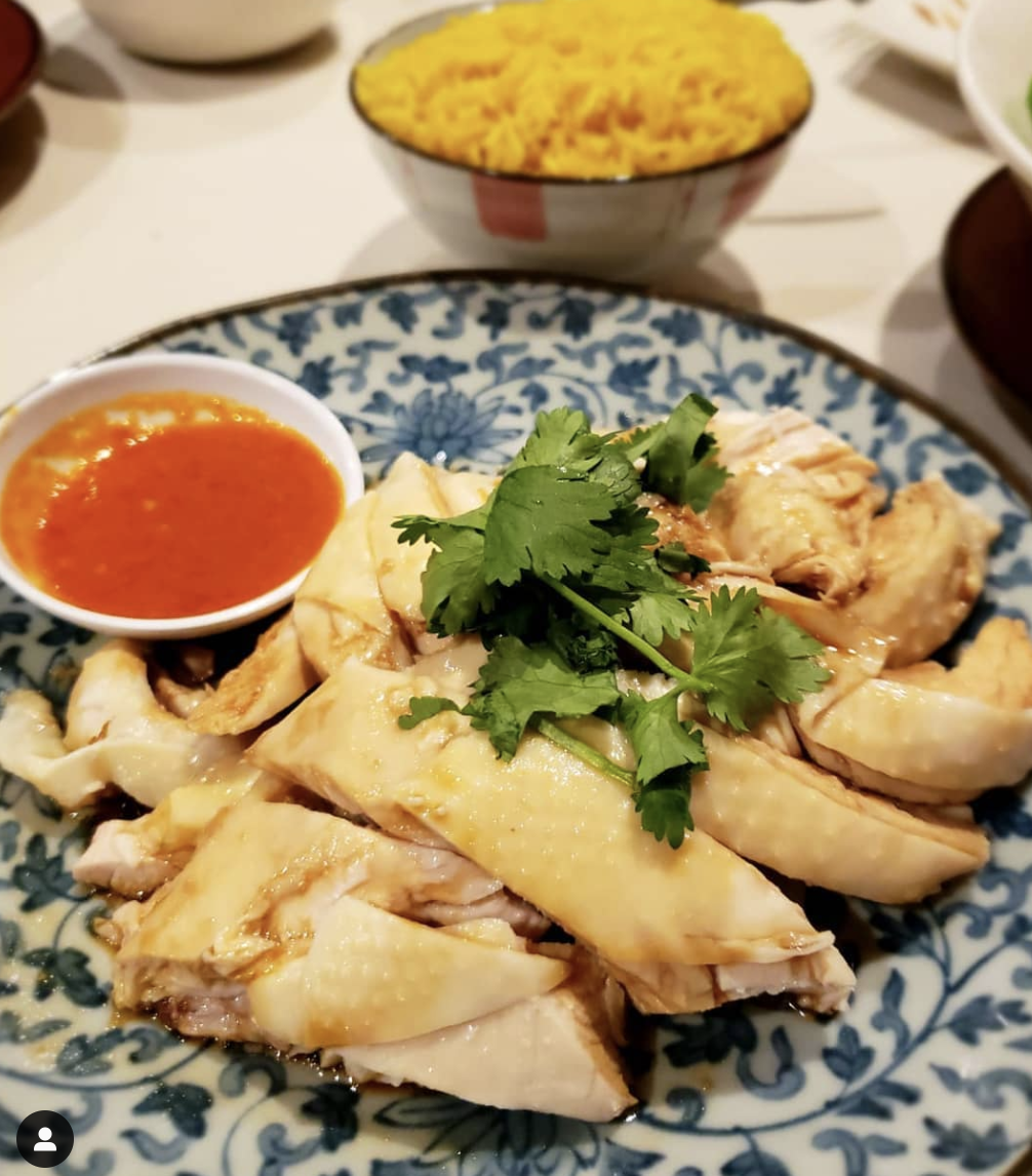 关于海南鸡饭起源的问题,美食家蔡澜在他的《海南鸡饭研究》之中提到