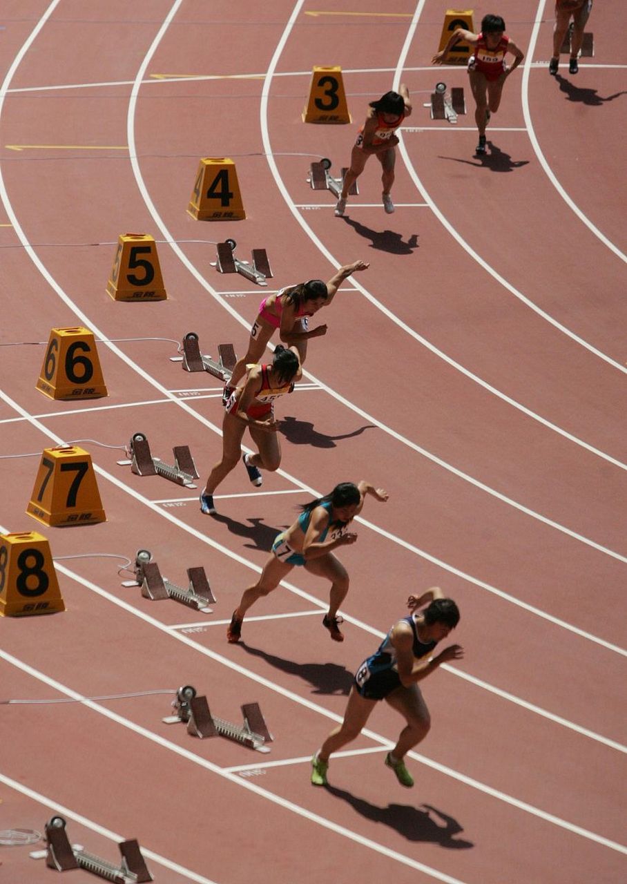 长跑比赛的规则千变万化,场地,路线需提前知晓.长度与时间也有限制!参