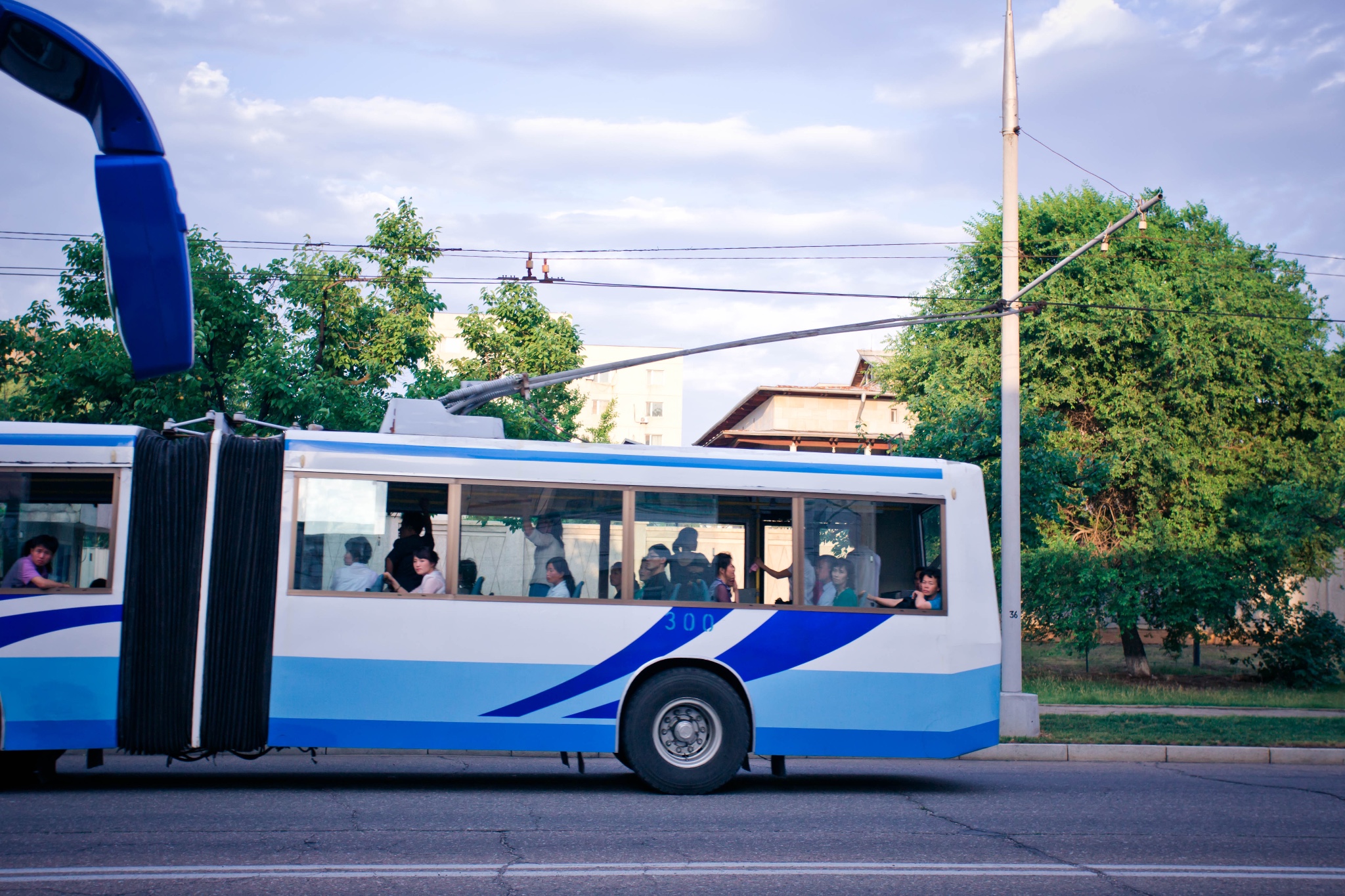 街拍朝鲜城市公交车,很多场景让人觉得眼熟!