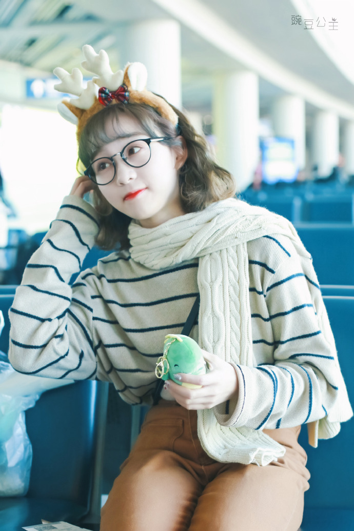 李子璇戴眼镜穿条纹毛衣现身机场,皮肤白皙笑容灿烂甜美可爱