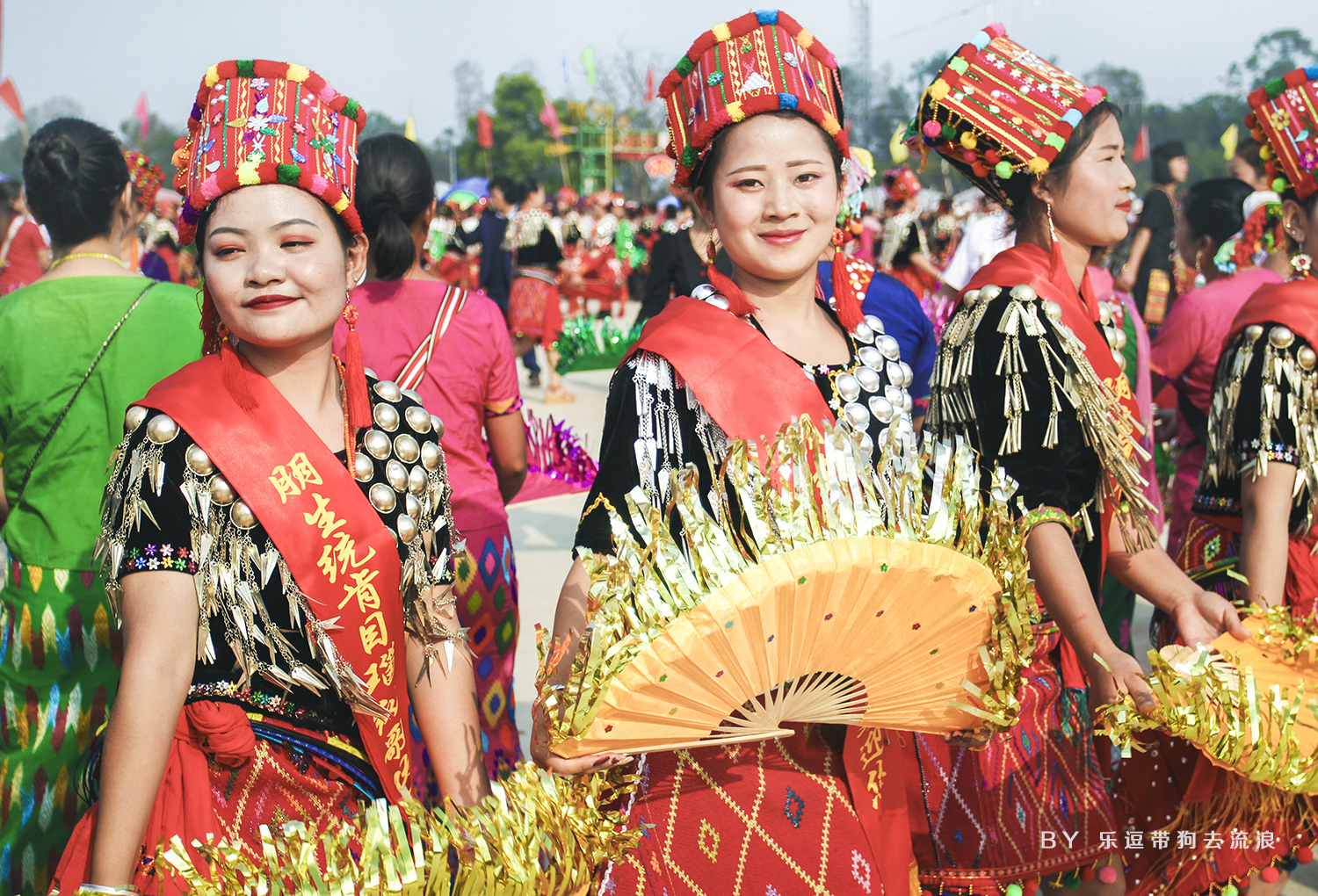 景颇族女子能歌善舞,巧笑嫣然-景颇族目瑙纵歌(云南陇川县朋生