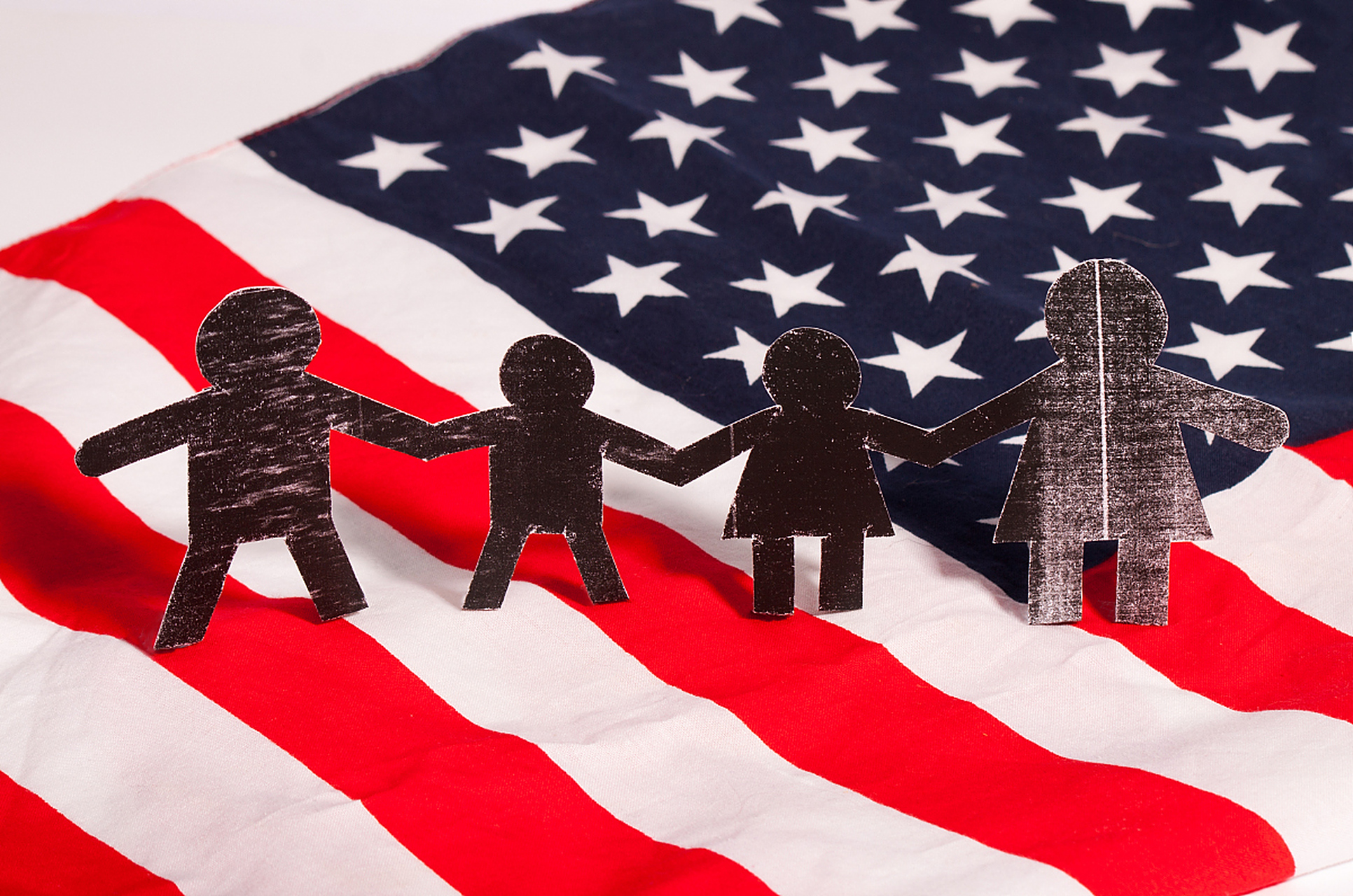 在美国,因为实行两党制,产生了民主党,共和党之间的党派之争;因为实行