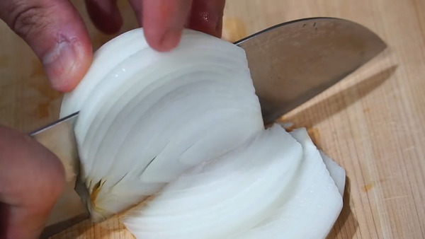 先将洋葱切丝 先将洋葱切丝,粗细如图.