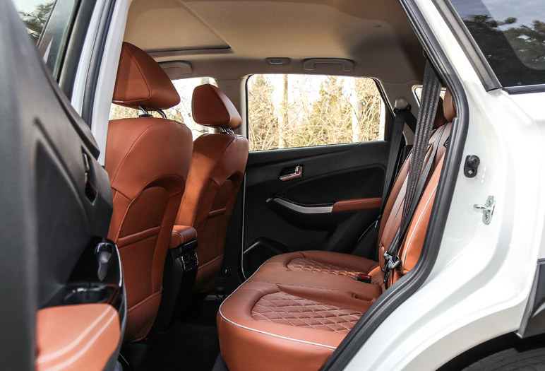 外观设计的十分炫酷,这款东风启辰-启辰t70,空间很大,座椅柔软