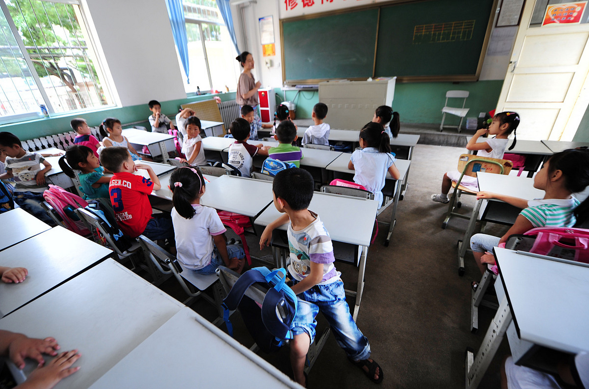 这个规定要求学生在课间10分钟内离开教室,进行活动
