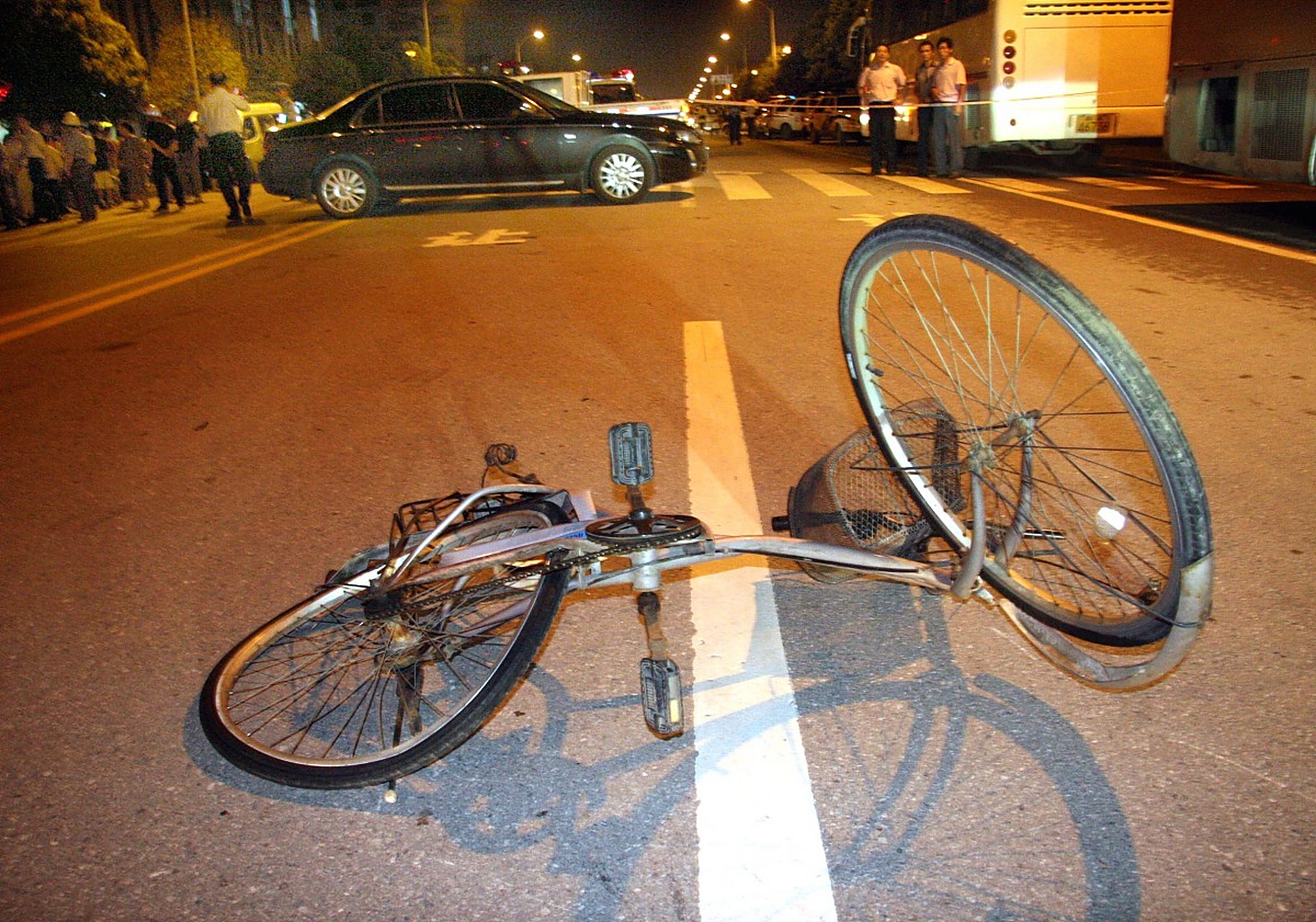 两位车主都是火冒三丈,自行车主人说小轿车车主,明明见到有人来都不让