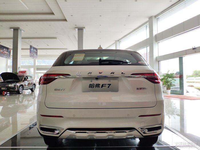 大量的银色镀铬装饰条,也很精致.