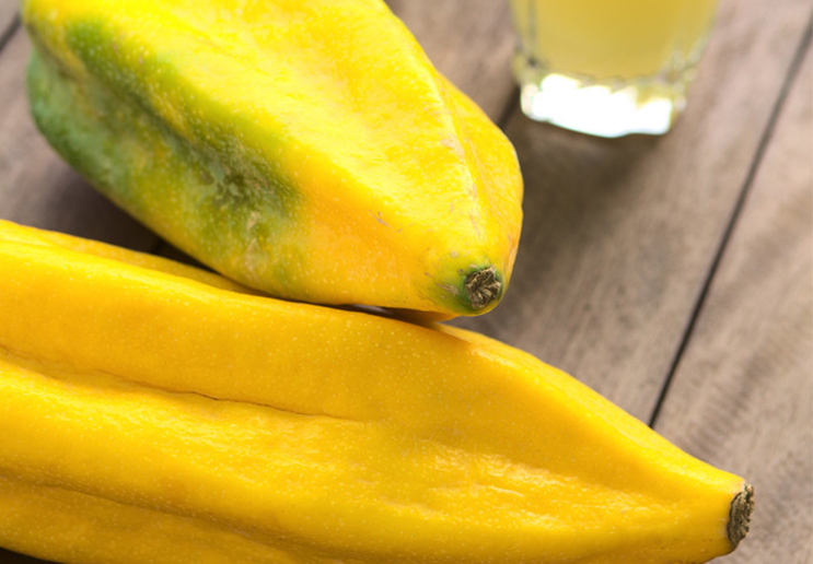 有点像杨桃,纵切也是五角星形状,但是绝不是杨桃,有人管它叫"香槟果"