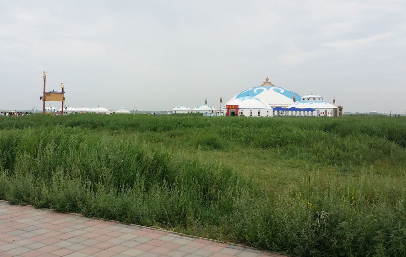 张北坝上草原属于河北张家口张北县赫家营乡和馒头营乡所管辖的区域内