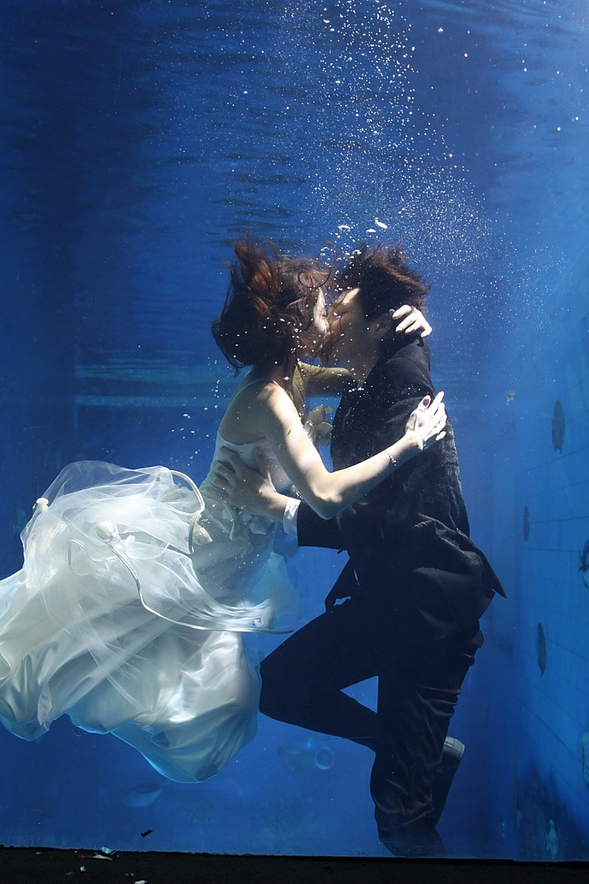 我在横店当2年群演,发现吻戏,床戏都是真的,裸替一