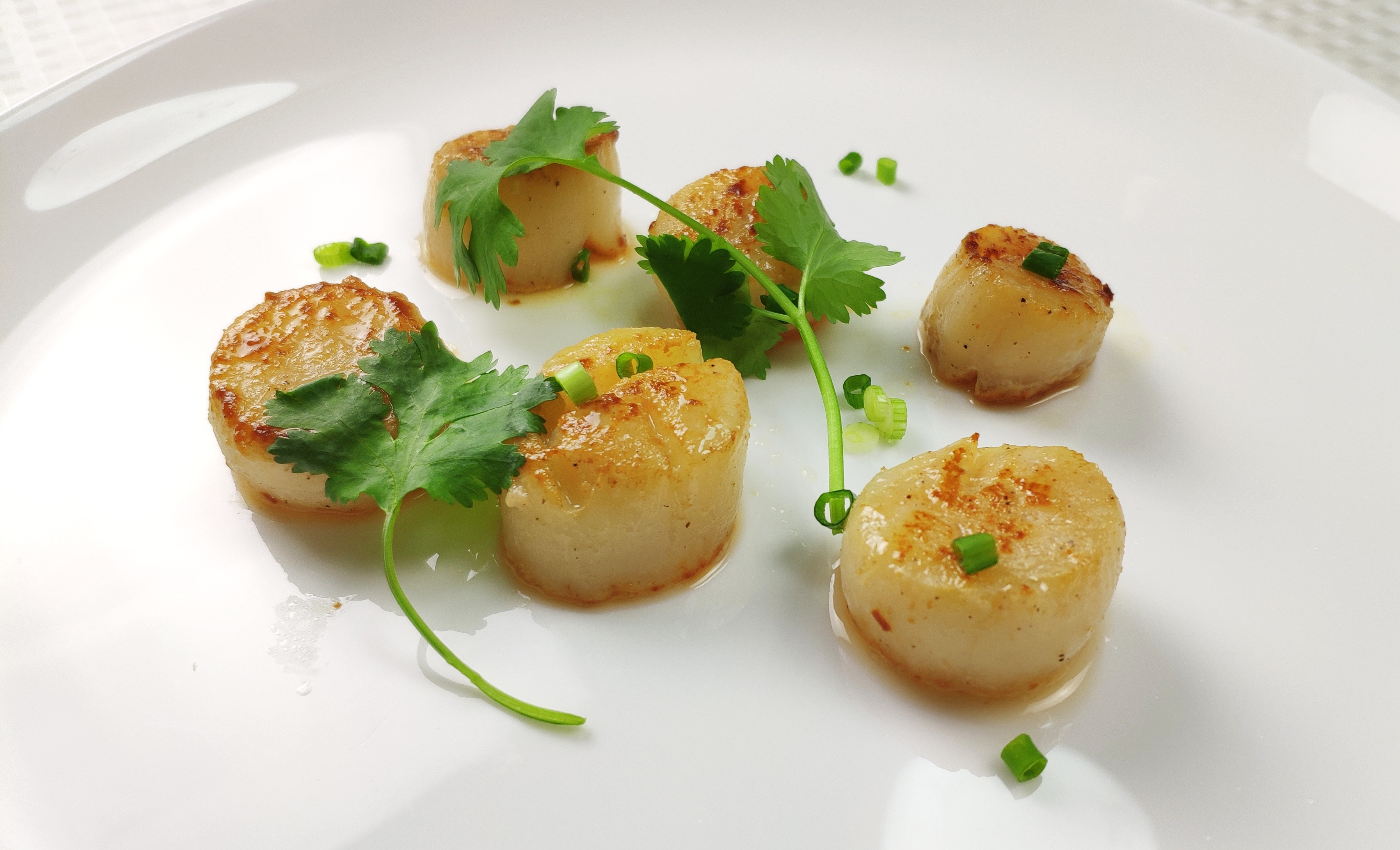 摆盘要好看 小技巧:配上一小片爽脆的黄瓜,口感更佳~!