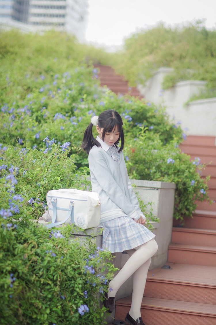 双马尾少女户外清纯养眼白丝美腿萌妹写真图片