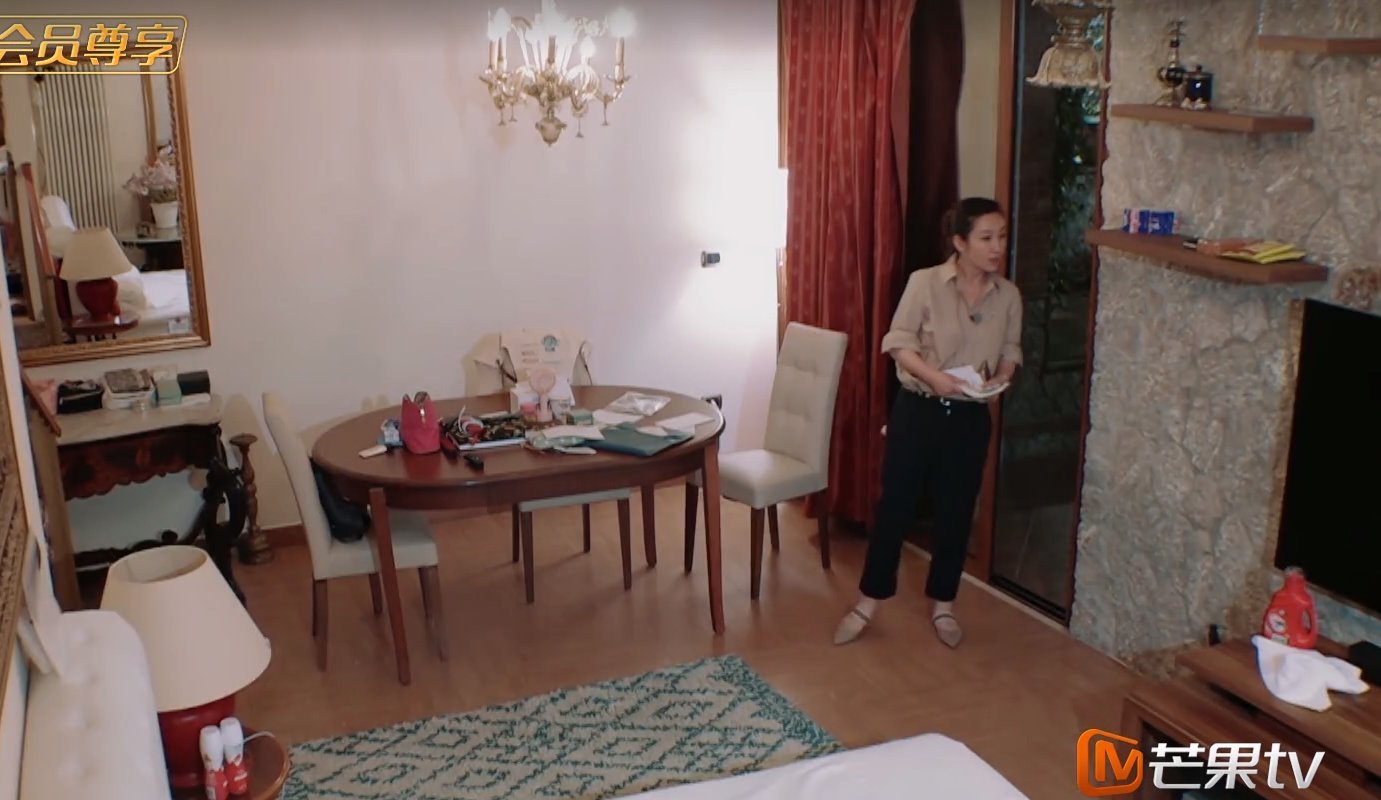 《中餐厅》杨紫深夜不睡觉,看清她在房间的干啥后,网友,厉害