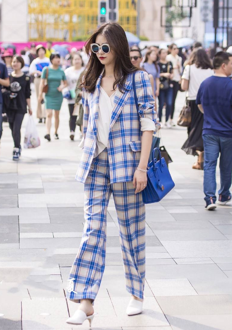 街拍:时尚潮流的美女,一袭休闲西装温婉气质,穿出时尚