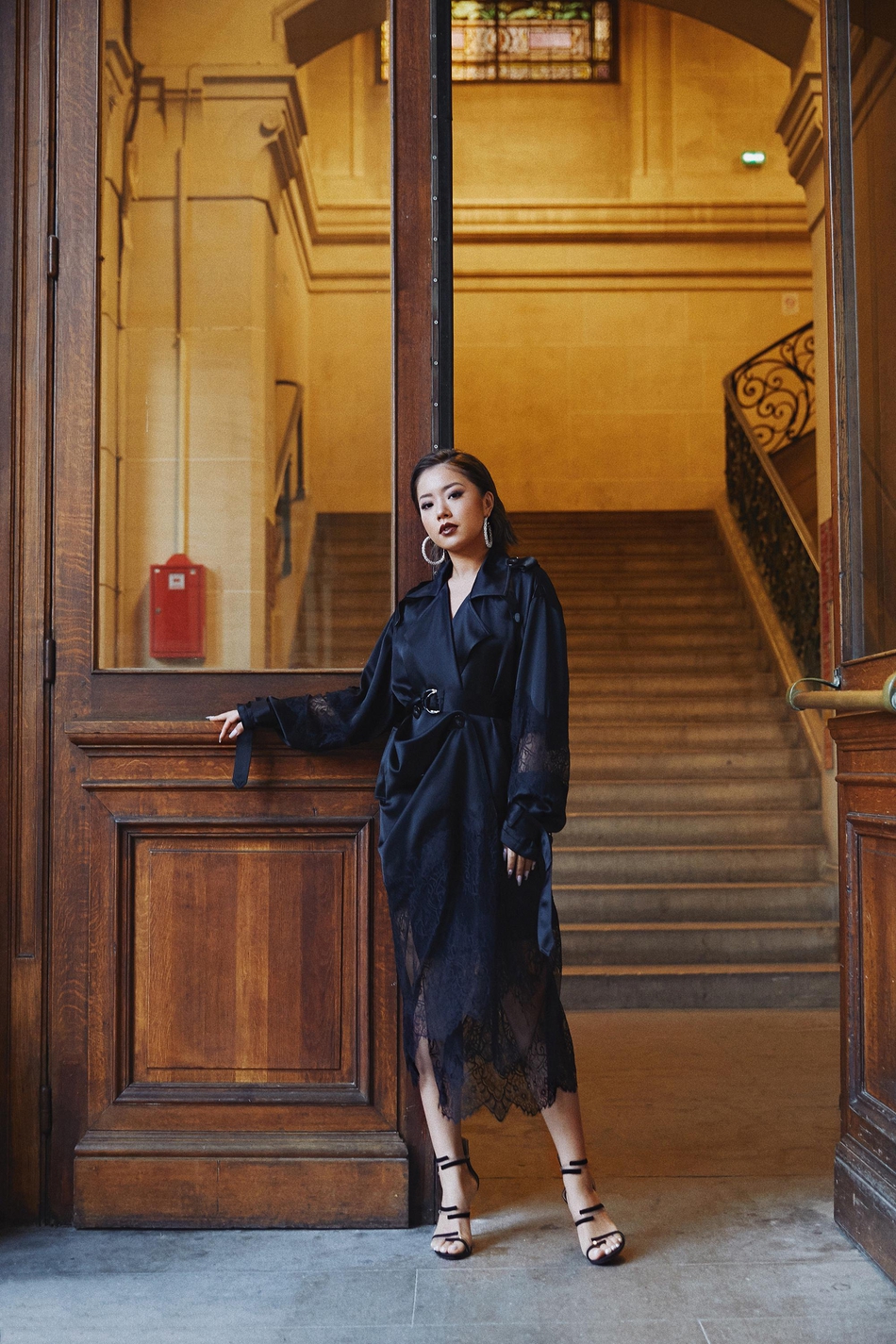 王菊亮相巴黎时装周蕾丝长袍欧美范儿十足