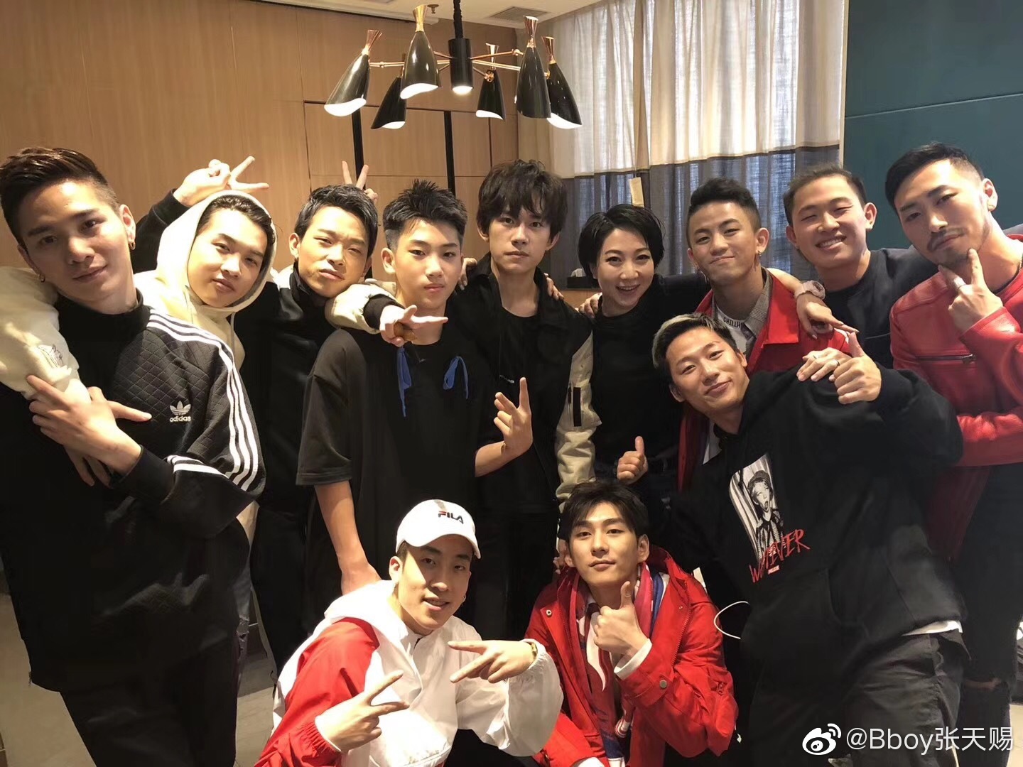 易燃装置2.0大合照 祝易烊千玺队长带领队员蝉联冠军