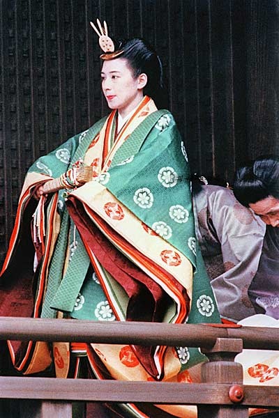 日本皇太子德仁与太子妃雅子世界婚礼旧照,两人尊古礼穿和服祭祖