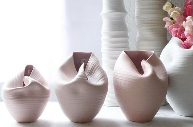 看似柔软弯曲的瓷器花瓶