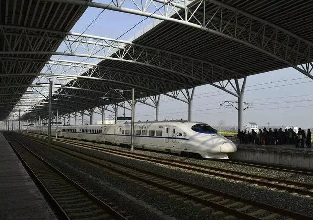 宁蓉铁路"枝江北站"紧邻沪渝高速公路,距离市区约4公里