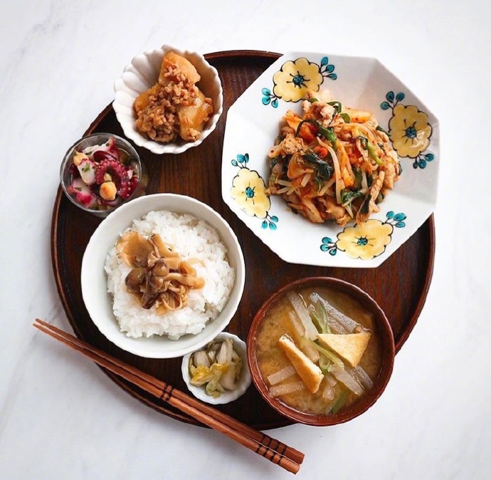 把好吃的饭菜装进好看的餐具里