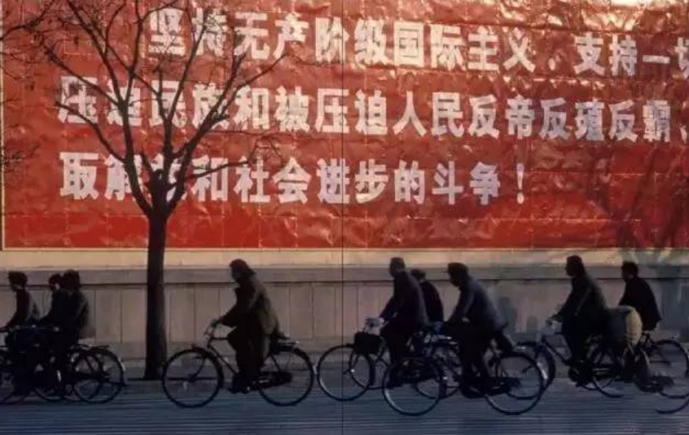 80年代老照片:图三是路上行驶的轿车,图四是北京长安街的大字报