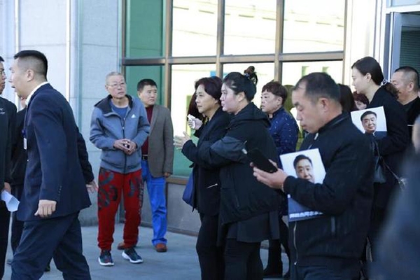 师胜杰追悼会举行:徒弟们跪地痛哭,李菁,李金斗现身